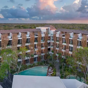 Jade , Tulum Pueblo Mexico